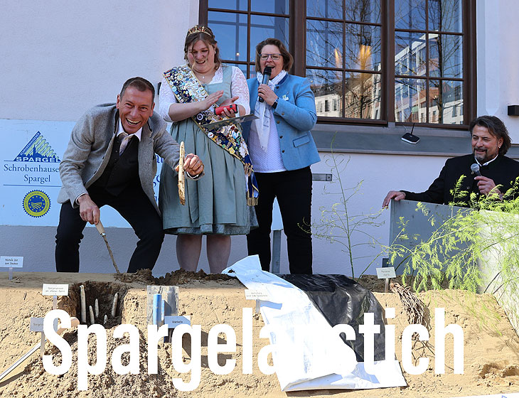 BR-Sportmoderator Markus Othmer li.) bei der gemeinsamen Eröffnung der Spargelsaison auf dem Münchner Viktualienmarkt zusammen der amtierende Schrobenhausener Spargelkönigin, Elisabeth IV. sowie der 1. Vorsitzenden des Spargelerzeugerverband Südbayern, Claudia Westner und Moderator Uli Städele am 03.04.2025 (©Foto: Martin Schmitz)
